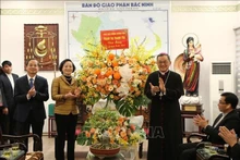 À l'occasion de Noël 2025, le 19 décembre, la vice-Première ministre Pham Thi Thanh Trà s'est rendue à l'Évêché de la province de Bac Ninh (Nord) afin d'adresser ses vœux à l'évêque Dô Quang Khang, aux prêtres, aux religieux et à l'ensemble des fidèles catholiques de la localité. Photo : VNA.