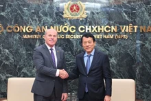 Le ministre Luong Tam Quang (à droite) a souhaité la bienvenue à l'ambassadeur James Nickel pour le début de son mandat au Vietnam. Photo : bocongan.gov.vn