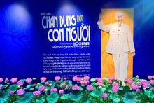 L’exposition thématique « Ho Chi Minh – Portrait d’un homme » s’est ouverte le 28 août au Centre d’exposition du Vietnam à Hanoï. Photo : VNA.