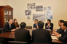 La rencontre à Washington D.C. entre le ministre du Commerce, Nguyen Hong Dien, et le député Adrian Smith (Nebraska, Parti républicain), président de la sous-commission du Commerce du Congrès américain. Photo : VNA.