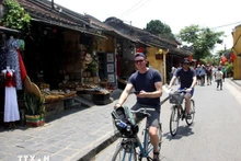 Visiteurs étrangers à Hoi An. Photo : VNA.