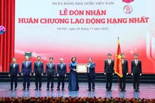 Au nom du Parti et de l’État, le Premier ministre Pham Minh Chinh a remis plusieurs distinctions de haut rang aux responsables de la Banque d'État du Vietnam. Photo : VNA.