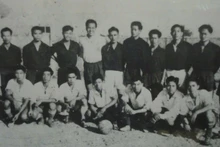 Image de l’équipe de football de Hai Phong lors d’un match amical avec les marins du navire de guerre français Dumont d’Urville. (Photo d’archives)