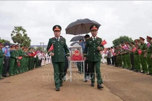 Cérémonie de rapatriement des restes de 172 soldats volontaires et experts vietnamiens tombés au Cambodge au poste frontalier international de Xa Mat. Photo : VNA.