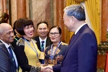 Le secrétaire général To Lam et la docteure Phan Bich Thien lors de la Conférence des Vietnamiens de l’étranger et du Forum des intellectuels et experts vietnamiens de l’étranger en août 2024. Photo : VNA.