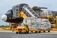Le premier vol transportant l’aide est arrivé à l’aéroport de Da Nang à la mi-journée du 11 novembre. Photo : VNA