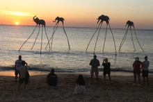 Des touristes contemplent le coucher du soleil sur Bai Truong, île de Phu Quôc. Photo : VNA.
