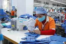 Le marché intérieur offre aujourd'hui un vaste potentiel aux entreprises vietnamiennes de textile-habillement et de chaussures, devenant un appui essentiel lorsque les exportations rencontrent des difficultés. Photo : VNA.