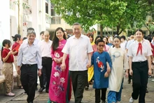 1er juin 2025 Le secrétaire général du Parti, To Lam, a visité le 1er juin les lycées Nguyen Dinh Chieu et Xa Dan, deux écoles pour élèves handicapés à Hanoï, à l’occasion de la Journée internationale de l’enfance. Photo : VNA.