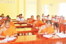 Cours d'été de langue khmère à la pagode Thlot, dans la commune de Nhi Truong, province de Vinh Long.