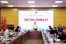 Le vice-ministre de l’Agriculture et de l’Environnement, Phung Duc Tiên, s'exprime lors de la conférence de presse tenue le 4 décembre à Hanoï. Photo: VNA