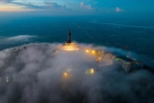 Le mont Bà Den dans les nuages. Photo : Sun Group.
