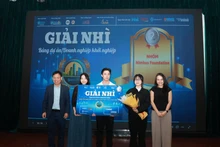 Remise du deuxième prix à l'équipe Nimbus Foundation