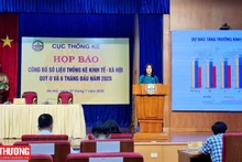 La directrice de l’Office général des statistiques Nguyên Thi Huong annonce sur la situation socio-économique au deuxième trimestre et au premier semestre 2025. Photo: congthuong.vn