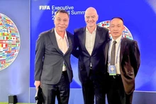 Le Président de la Fédération vietnamienne de football, Tran Quoc Tuan, et le Secrétaire général Nguyen Van Phu ont rencontré le Président de la FIFA, Gianni Infantino, lors du Sommet mondial du football de la FIFA. Photo : VFF.
