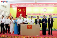 Nguyên Xuân Thang et sa délégation remettent des téléviseurs à sept villages de la commune de Vinh Thuc. Photo : Truong Giang/VOV-Nors-Est.