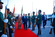  Cérémonie d’adieu à l’occasion du départ du Premier ministre Pham Minh Chinh et de son épouse, à l’issue de leur participation au Sommet du G20 en Afrique du Sud. (Photo : Duong Giang – VNA)