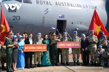 La Vice-Présidente vietnamienne Vo Thi Anh Xuan dit au revoir aux officiers partant pour la mission de maintien de la paix de l'Organisation des Nations Unies (ONU). Photo : VNA.