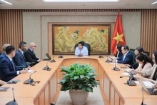 Le 16 septembre après-midi, au siège du Gouvernement, le vice-Premier ministre vietnamien Nguyen Chi Dung (au milieu) a reçu une délégation du Dubai World Trade Centre (DWTC).