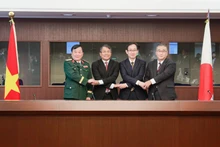 Le général de corps d’armée Hoang Xuân Chiên, vice-ministre de la Défense, Nguyên Minh Vu, vice-ministre permanent des Affaires étrangères, et leurs homologues japonais. Photo : VNA.