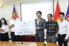 Des représentants de l'Association des entreprises vietnamiennes au Cambodge remet des dons à l'ambassade du Vietnam au Cambodge. Photo : VNA/CVN.