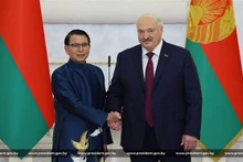 L’ambassadeur du Vietnam en Biélorussie, Nguyen Van Trung et le président biélorusse, Alexandre Loukachenko à Minks. Photo : VNA.