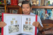 Un passionné de timbres sur l'Oncle Ho