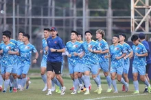 L'équipe vietnamienne des moins de 22 ans s'entraîne avant son match d'ouverture des 33èmes Jeux d'Asie du Sud-Est. Photo : VFF.