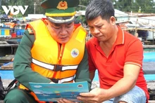 Des actions de sensibilisation contre la pêche INN sont menées auprès des pêcheurs de la ville de Huê. Photo : VOV.