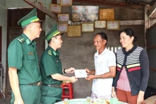 Les gardes-frontières de Dak Lak offrent des cadeaux à une famille de la commune de Ia Rvê. Photo : VNA