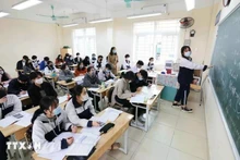 Avec 440 voix favorables sur 441 députés votants, l’Assemblée nationale a adopté la Résolution relative à l’exonération et au soutien des frais de scolarité pour les enfants d’âge préscolaire, les élèves de l’enseignement général et les apprenants suivant des programmes d’enseignement général dans les établissements du système éducatif national. Photo : VNA.