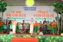 Un spectacle de chant et de danse pour accueillir le festival Ok Om Bok 2025 de la province de Vinh Long.