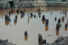 Un coin du site de pieux de Yen Giang, actuellement submergé pour sa conservation et son exposition. (Photo d'archives)