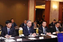 Le secrétaire général du Parti communiste du Vietnam, To Lam, (2e à gauche) a participé le 12 août au colloque scientifique et technologique Vietnam-République de Corée à Séoul. Photo : VNA.