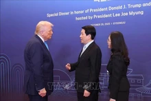Le président vietnamien Luong Cuong et le président américain Donald Trump (à gauche), à Gyeongju, en République de Corée, le 29 octobre. Photo : VNA