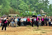 Fête du lancer de balles en tissu (ném còn), organisée en avril à Bao Yên, province de Lao Cai. Photo : baolaocai.