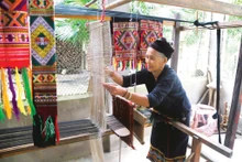 Depuis 2010, Vi Thi Dung collecte, tisse et brode avec passion les cos tumes traditionnels des O Du.