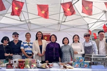 L'Ambassadrice Pham Thi Thu Huong (au centre) et le Maire adjoint de la ville de Piraeus (4e à partir de la gauche) avec les fonctionnaires et le personnel de l'Ambassade du Vietnam en Grèce et des amis grecs au stand de présentation de la cuisine et des produits agricoles séchés du Vietnam. Photo : Ambassade du Vietnam en Grèce.