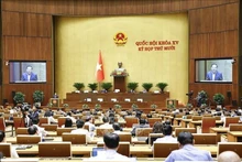 Le ministre de la Construction, Trân Hông Minh, a présenté ce 14 novembre 2025 le rapport proposant la décision d’investissement pour la construction de l’aéroport international de Gia Bình. Photo : Doan Tân/VNA.