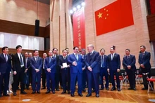 Le Premier ministre Pham Minh Chinh (à gauche, premier plan) visitant la Bourse de Shanghai, le 26 juin. Photo : VNA.