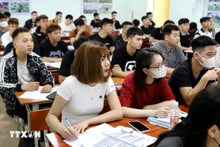 Des travailleurs apprennent le sud-coréen avant de partir travailler à l'étranger. Photo : VNA.