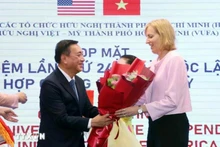Pham Thanh Kien, vice-président permanent du Conseil populaire de la ville et président de l'Association municipale d'amitié Vietnam–États-Unis, et Susan Burns, consule générale des États-Unis à Ho Chi Minh-Ville. Photov: VNA.