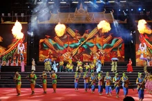 Programme artistique d’ouverture de la fête d’Ooc Om Boc et la course de pirogues Ngo 2025. Photo : Cantho.