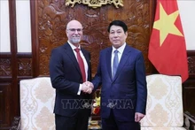 Le président Luong Cuong (droite) et l'ambassadeur du Canada, Shawn Perry Stei. Photo : VNA.