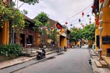 Hoi An envoûte ses visiteurs par une beauté unique, où l’harmonie entre les anciennes demeures et l’âme de la vieille ville tisse un charme intemporel.