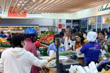 Soutien aux populations du Centre Vietnam après les inondations historiques : les supermarchés vendent à prix coûtant