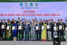Ha Noi : mise à l’honneur de 87 établissements et ouvrages de construction utilisant l’énergie verte
