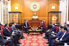 Mme Bui Thi Minh Hoai, présidente du Comité central du Front de la Patrie du Vietnam, reçoit à Hanoï Ha Wei, ambassadeur de Chine au Vietnam. Photo : VNA.