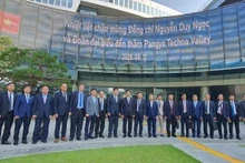 Les dirigeants du Conseil provincial de Gyeonggi-do et de la Vallée des hautes technologies de Pangyo ont accueilli la délégation vietnamienne conduite par Nguyen Duy Ngoc, membre du Bureau politique, secrétaire du Comité central du Parti, président de la Commission centrale d'inspection, vice-chef du Comité directeur central pour le développement des sciences et technologies, l’innovation et la transformation numérique, venue pour une visite de travail. Photo : VKBIA.