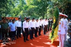 La délégation du gouvernement rend hommage au Mémorial des martyrs tombés sur la route 20 Quyet Thang. Photo : VNA.